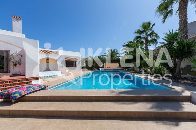 Foto 2 de Chalet en venta en avenida Entremares de 4 habitaciones con terraza y piscina