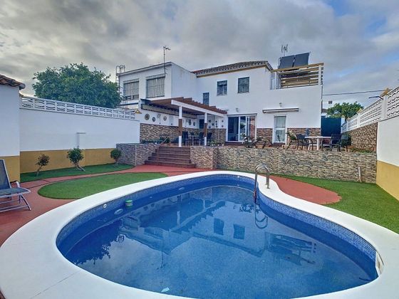 Foto 1 de Venta de chalet en Castilleja de la Cuesta de 4 habitaciones con terraza y piscina