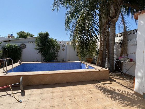 Foto 1 de Venta de casa adosada en Castilleja de la Cuesta de 3 habitaciones con terraza y piscina