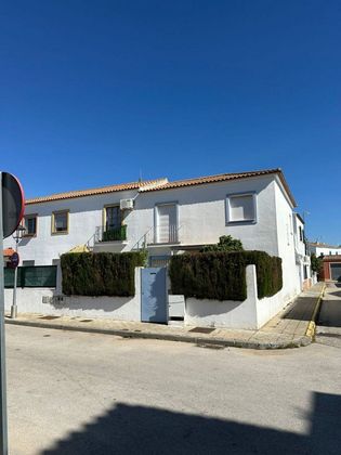 Foto 1 de Casa en lloguer a calle Luis Buñuel de 4 habitacions amb garatge i jardí
