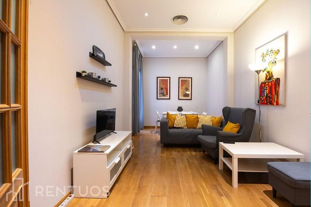 Foto 2 de Piso en alquiler en Justicia - Chueca de 3 habitaciones con muebles y aire acondicionado