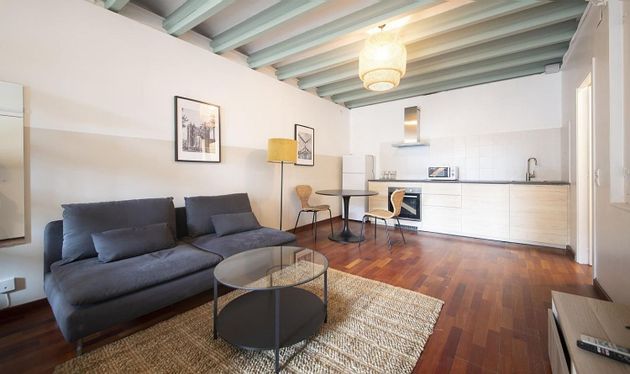 Foto 2 de Estudio en alquiler en El Gòtic con terraza y muebles