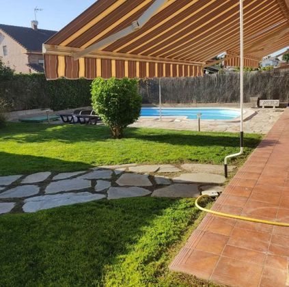 Foto 1 de Venta de chalet en Serranillos del Valle de 5 habitaciones con terraza y piscina