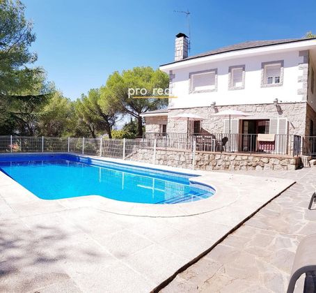 Foto 1 de Venta de chalet en Colmenarejo de 6 habitaciones con terraza y piscina