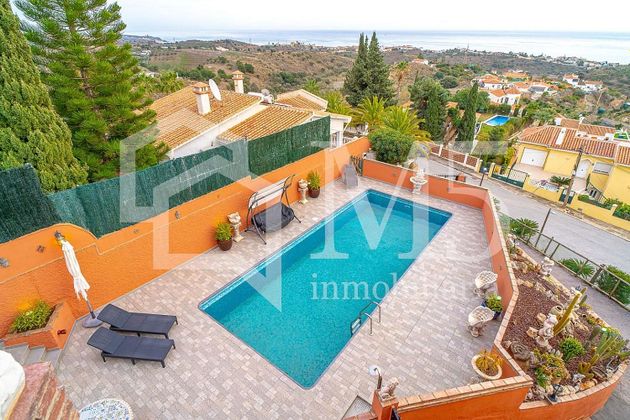 Foto 1 de Xalet en venda a Benajarafe – Almayate de 9 habitacions amb terrassa i piscina