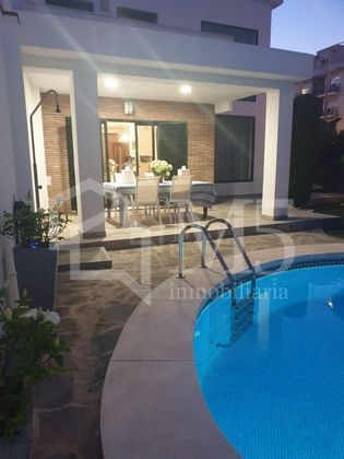 Foto 2 de Casa adossada en venda a Capuchinos de 3 habitacions amb terrassa i piscina