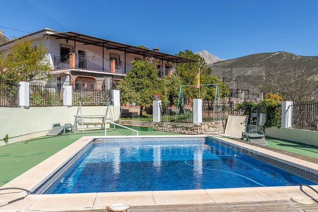 Foto 1 de Casa rural en venta en Alcaucín de 6 habitaciones con terraza y piscina