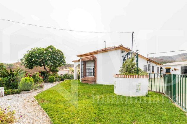 Foto 2 de Casa rural en venda a Chilches – Cajiz de 3 habitacions amb jardí i aire acondicionat