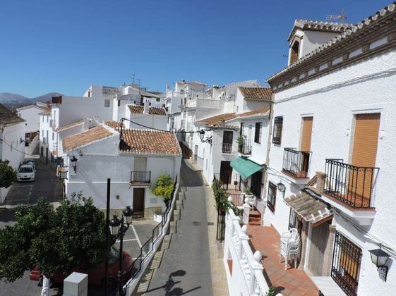 Foto 1 de Chalet en venta en Alcaucín de 4 habitaciones con terraza y balcón