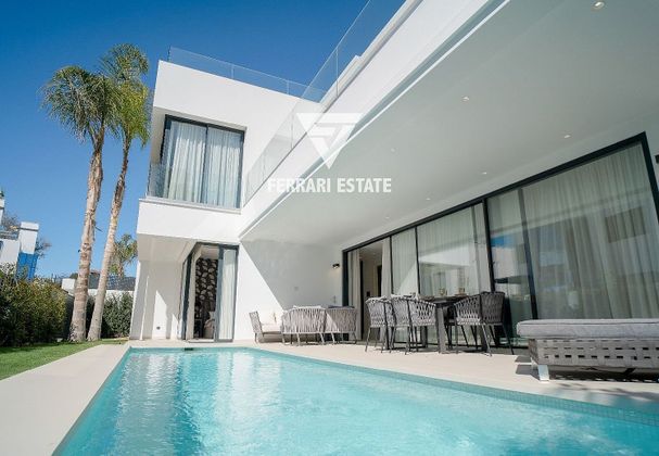 Foto 2 de Casa en venda a Playa Bajadilla - Puertos de 4 habitacions amb terrassa i piscina