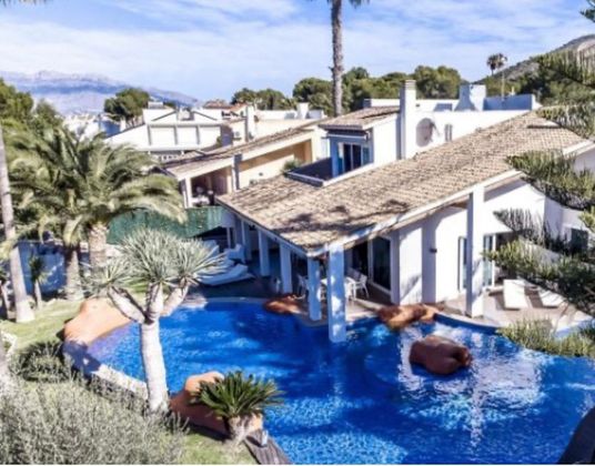 Foto 1 de Chalet en venta en Pueblo Levante de 4 habitaciones con piscina y jardín