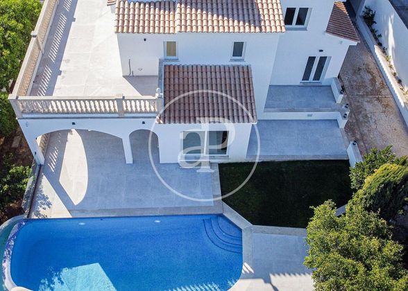 Foto 1 de Casa en venta en Génova de 3 habitaciones con terraza y piscina
