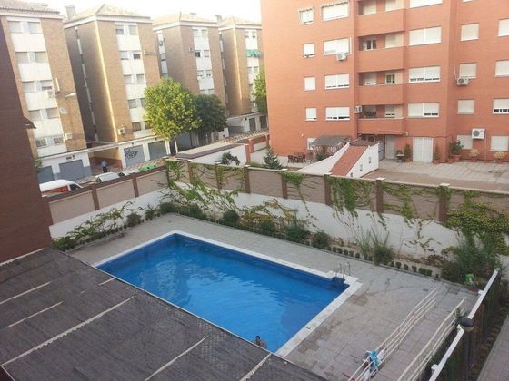 Foto 2 de Piso en alquiler en Camino de Ronda - Rosaleda de 1 habitación con piscina y garaje
