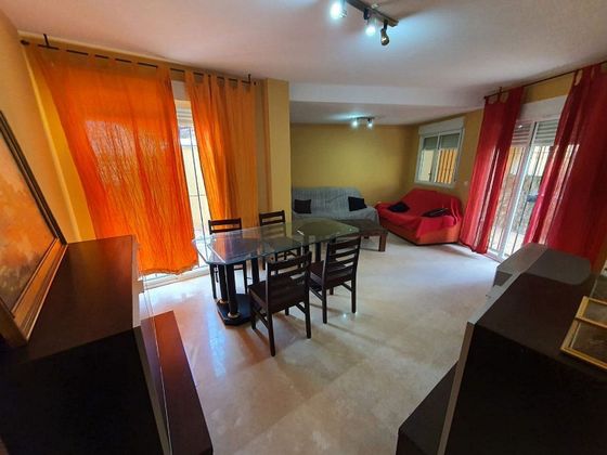 Foto 2 de Casa en lloguer a Barrio de la Vega de 4 habitacions amb terrassa i mobles
