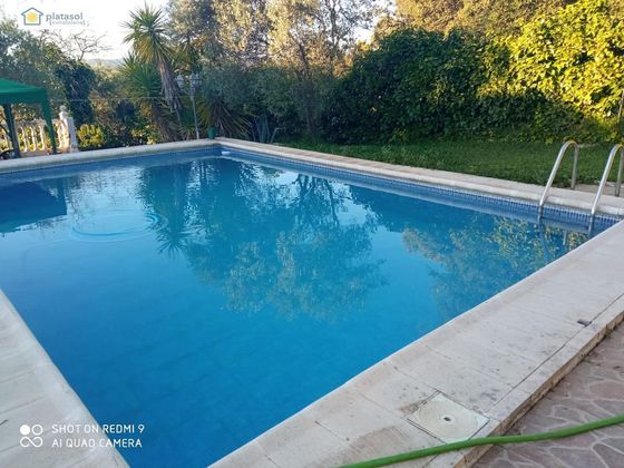Foto 1 de Venta de chalet en Guillena de 4 habitaciones con terraza y piscina