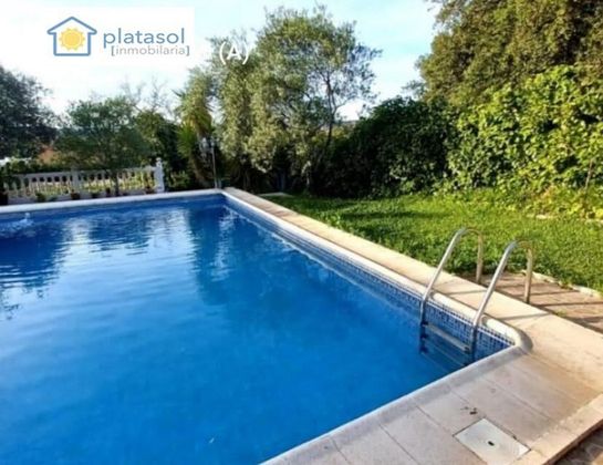 Foto 2 de Venta de chalet en Guillena de 4 habitaciones con terraza y piscina