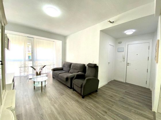 Foto 2 de Piso en alquiler en calle Duque de Tamames de 3 habitaciones con muebles y aire acondicionado