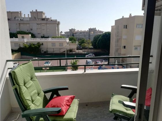 Foto 2 de Pis en lloguer a La Carihuela de 3 habitacions amb terrassa i piscina