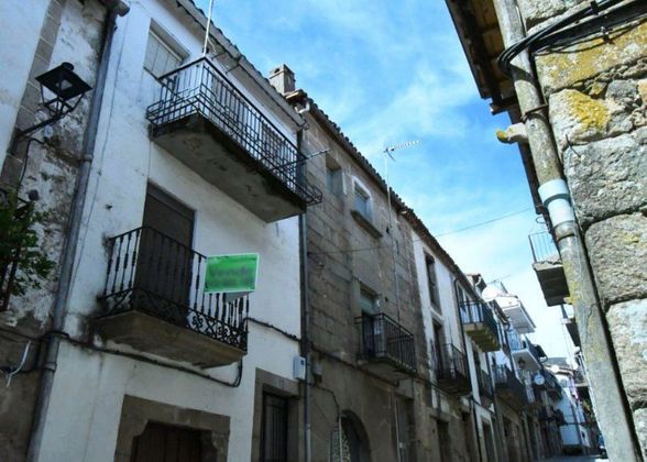 Foto 1 de Casa en venda a Hoyos de 5 habitacions amb terrassa i jardí