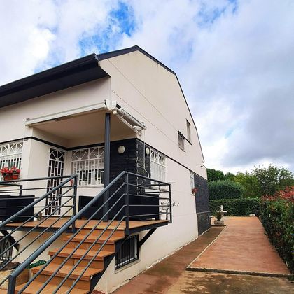 Foto 1 de Casa en venda a Zona Iglesia - Estación de 4 habitacions amb terrassa i piscina