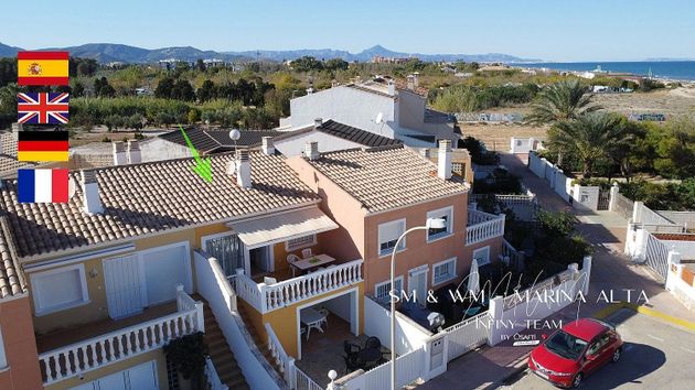 Foto 1 de Casa adossada en venda a Oliva Nova de 4 habitacions amb terrassa i piscina