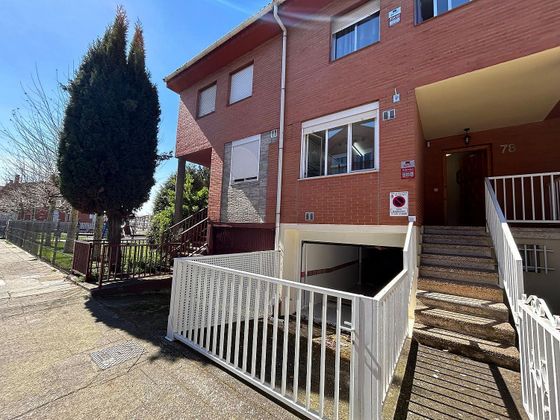 Foto 2 de Casa adossada en venda a Trobajo del Camino de 4 habitacions amb jardí i balcó