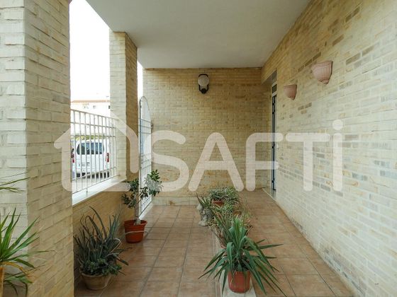 Foto 2 de Casa en venta en Llombai de 6 habitaciones con terraza y jardín