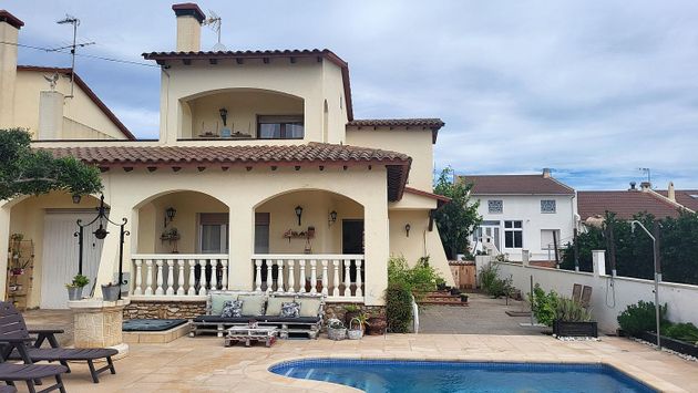 Foto 1 de Chalet en venta en Creixell de 4 habitaciones con terraza y piscina
