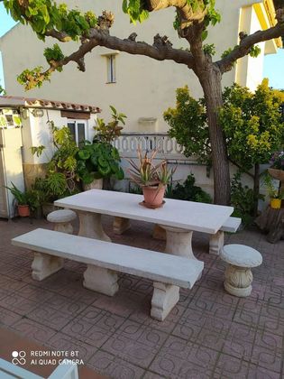 Foto 2 de Casa adosada en venta en Clarà de 3 habitaciones con terraza y jardín