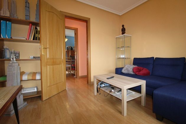 Foto 2 de Piso en venta en Parroquias de Oviedo de 2 habitaciones con calefacción