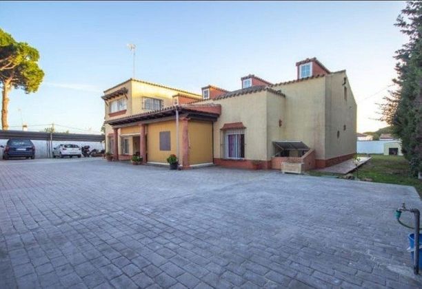 Foto 1 de Chalet en venta en Novo Sancti Petri - Torre del Puerco de 5 habitaciones con terraza y piscina