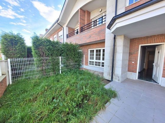 Foto 2 de Casa adossada en venda a Corvera de Asturias de 3 habitacions amb terrassa i balcó
