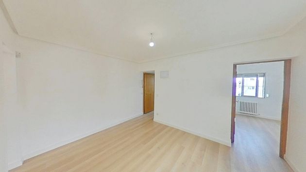 Foto 2 de Piso en alquiler en Numancia de 3 habitaciones con calefacción