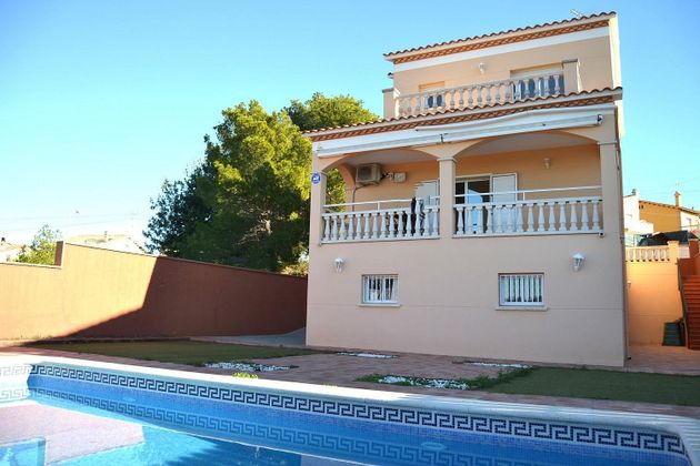Foto 1 de Xalet en venda a La Muntanyeta - La Franquesa de 4 habitacions amb terrassa i piscina