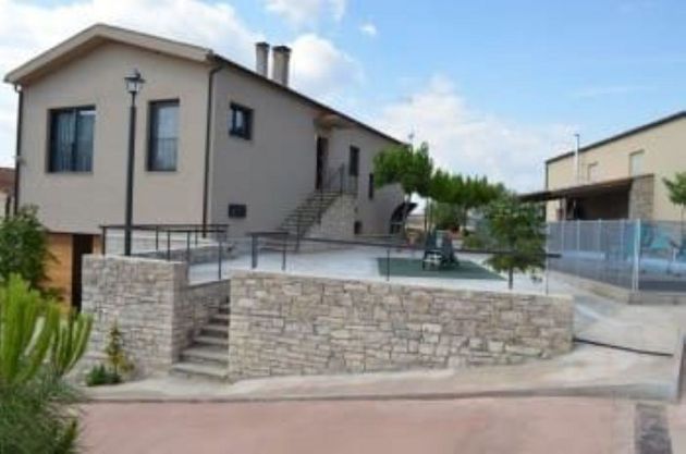 Foto 1 de Venta de chalet en Oluges, les de 5 habitaciones con terraza y piscina