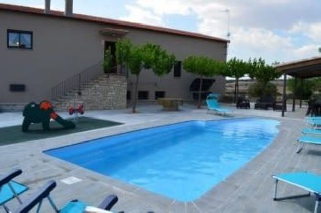 Foto 2 de Venta de chalet en Oluges, les de 5 habitaciones con terraza y piscina