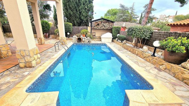 Foto 2 de Venta de chalet en Sant Esteve Sesrovires de 6 habitaciones con terraza y piscina