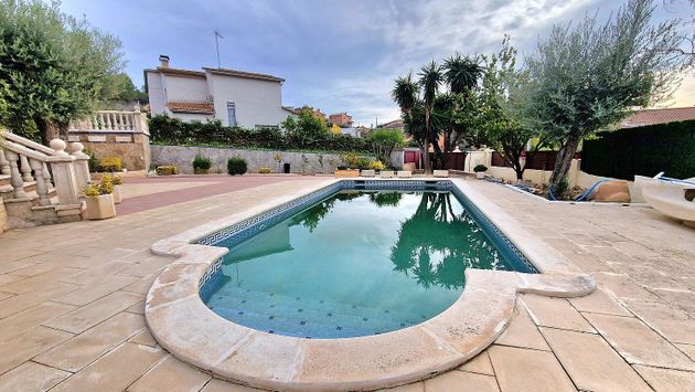 Foto 2 de Venta de chalet en Sant Esteve Sesrovires de 5 habitaciones con terraza y piscina