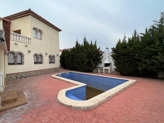 Foto 1 de Xalet en venda a Platja de Mont-Roig de 4 habitacions amb terrassa i piscina