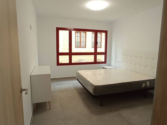 Foto 2 de Piso en alquiler en Centre Històric - Rambla Ferran - Estació de 2 habitaciones con muebles y aire acondicionado