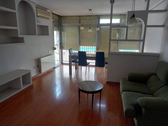Foto 2 de Piso en alquiler en Instituts - Universitat de 3 habitaciones con muebles y balcón