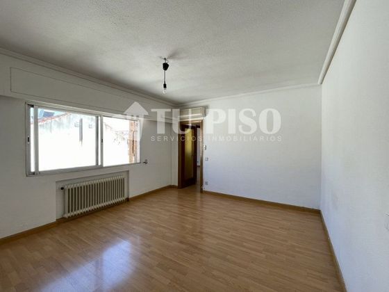 Foto 2 de Piso en venta en Delicias de 2 habitaciones con balcón y aire acondicionado