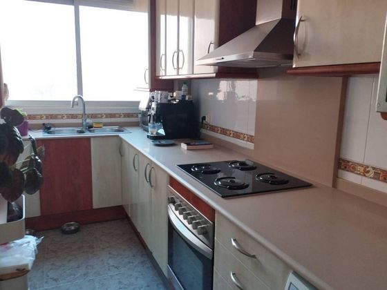 Foto 2 de Piso en venta en Artigas - Llefià de 4 habitaciones con balcón y aire acondicionado