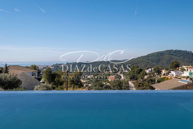 Foto 2 de Chalet en venta en Santa Susanna de 5 habitaciones con terraza y piscina