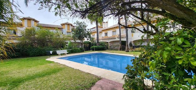 Foto 1 de Casa en venta en calle Isabel Clara Eugenia de 4 habitaciones con terraza y piscina