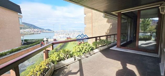 Foto 1 de Venta de piso en Las Arenas Centro de 4 habitaciones con terraza y piscina