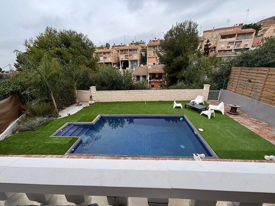 Foto 1 de Xalet en venda a Centro - Chiva de 3 habitacions amb terrassa i piscina