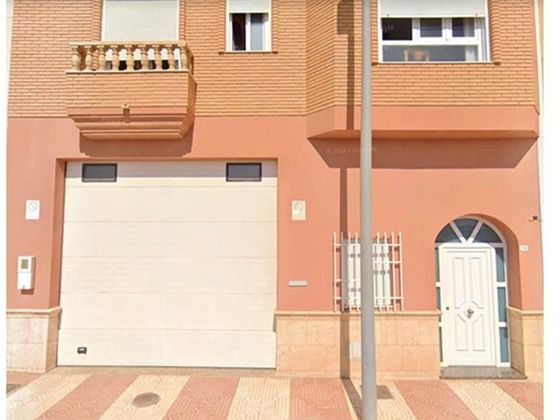 Foto 1 de Xalet en venda a Roquetas Centro de 4 habitacions amb garatge i jardí