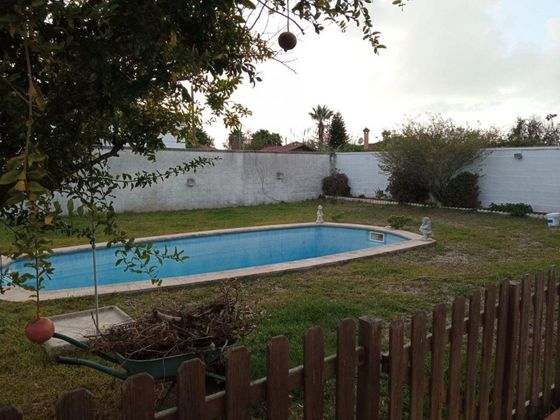Foto 2 de Xalet en venda a Núcleo Urbano de 4 habitacions amb piscina i jardí
