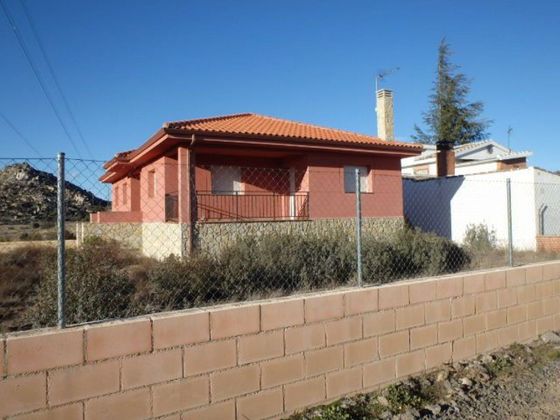 Foto 1 de Chalet en venta en calle Lancha de Losa Morilla de 4 habitaciones con terraza y garaje